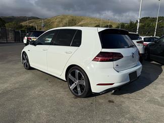 2017 Volkswagen Golf - Thumbnail
