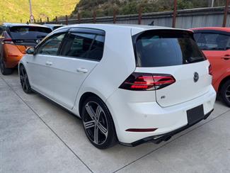 2017 Volkswagen Golf - Thumbnail