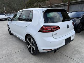 2017 Volkswagen Golf - Thumbnail
