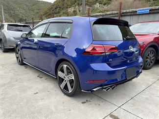 2017 Volkswagen Golf - Thumbnail