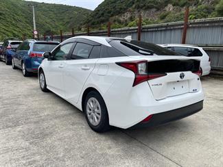 2021 Toyota Prius - Thumbnail