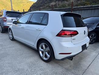 2017 Volkswagen Golf - Thumbnail