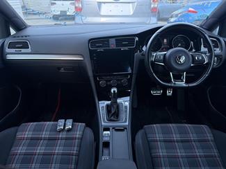 2017 Volkswagen Golf - Thumbnail